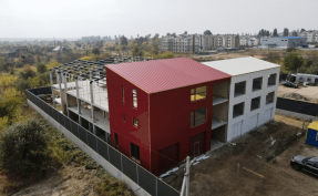 Construction of a Service Center for the maintenance of vehicles with an administrative building made of sandwich panels